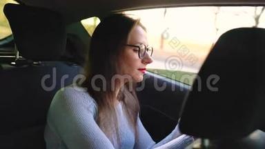 阳光明媚的一天，幸福的年轻女子坐在副驾驶座上看着窗外